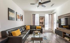 Luxury 2Br 2Ba Apt With Gym Pool & Free Parking